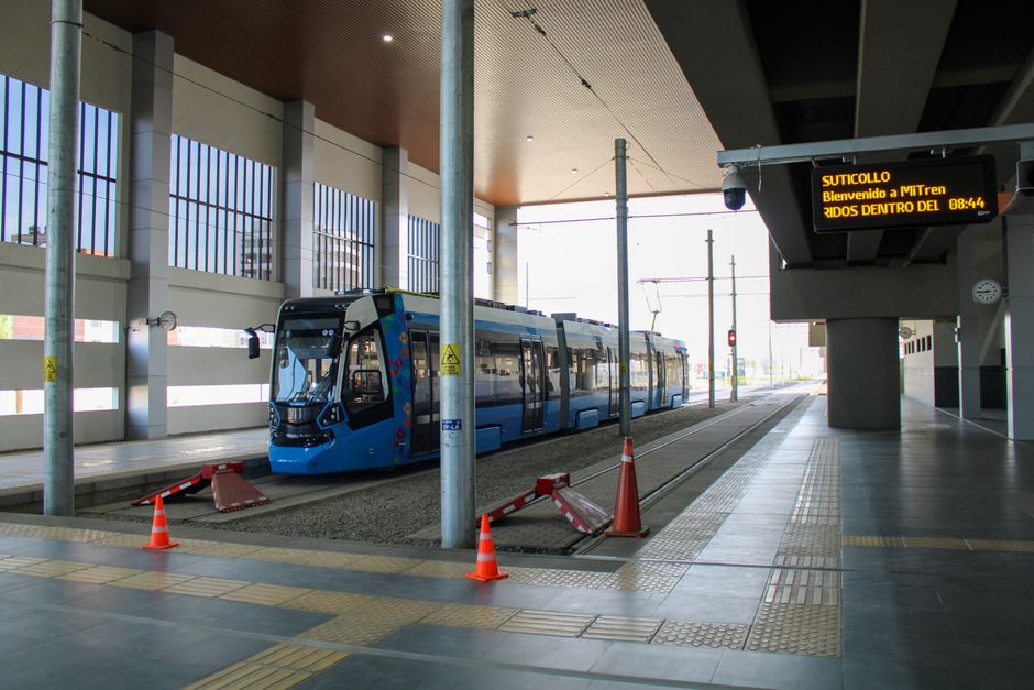 A sleek, modern tram at a station in Santa Cruz de la Sierra, Bolivia.